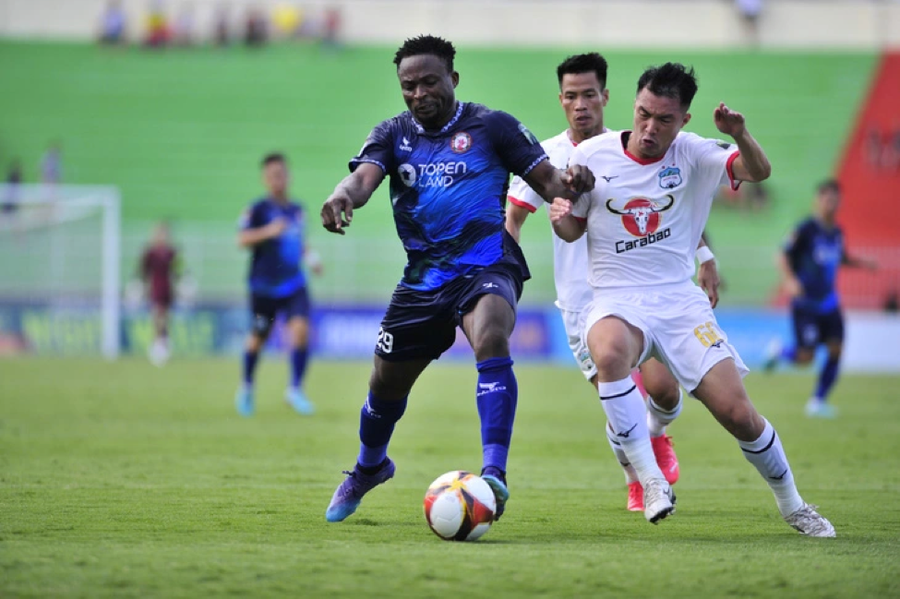 Hoàng Anh Gia Lai (áo trắng) gục ngã trước Bình Định ở trận cầu then chốt.