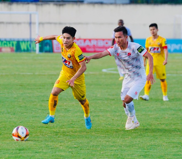 Thanh Hoá (áo vàng) bất ngờ thua Hải Phòng ở vòng 13 V.League 2023.