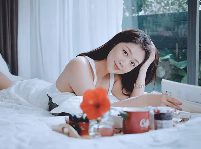 Dù ở tuổi 30 nhưng cô gái quê Đà Nẵng vẫn rất gợi cảm, quyến rũ.