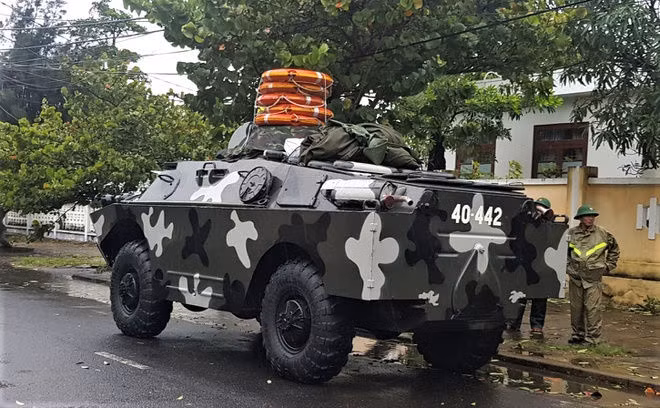 Bộ chỉ huy Quân sự tỉnh Phú Yên dùng 2 xe bọc thép để đến các điểm xung yếu, sẵn sàng ứng phó, cứu hộ, cứu nạn. Ảnh: Xuân Hoát