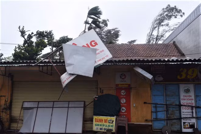 Bão số 9 đã đổ bộ vào Quảng Ngãi, 2 người chết ảnh 3