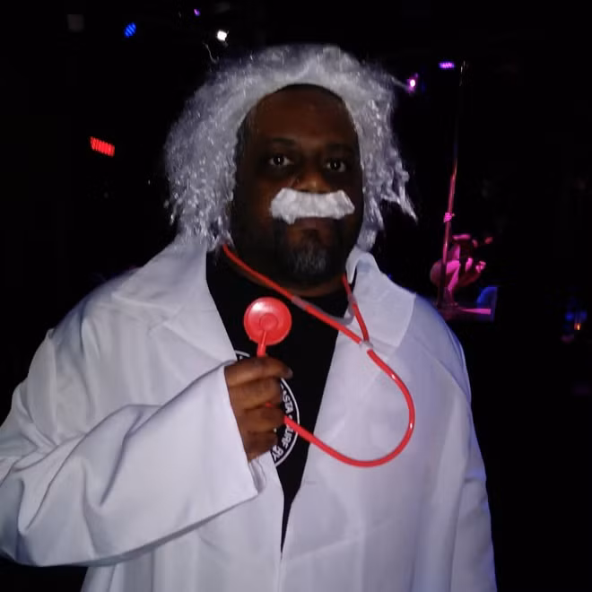 Có ai nhận ra tôi là nhà khoa học Einstein không?