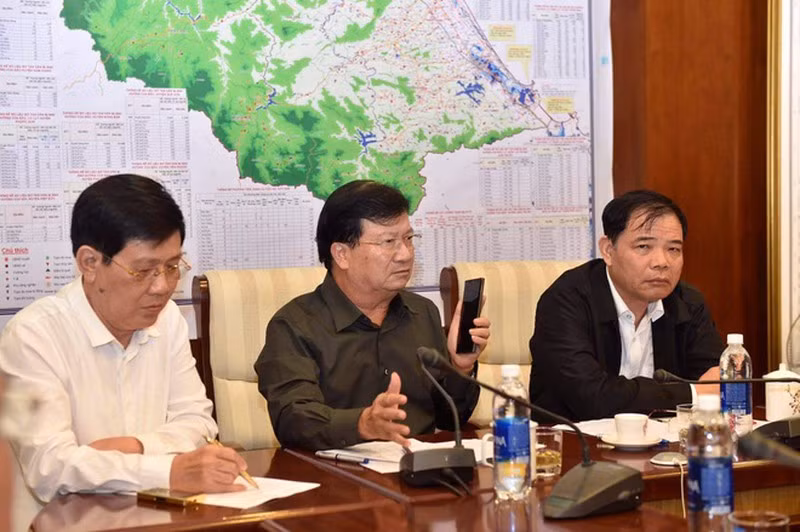 Phó Thủ tướng đề nghị Bộ Quốc phòng cử tàu lớn hơn ra cứu ngư dân trên biển. Ảnh: Đoàn Bắc.