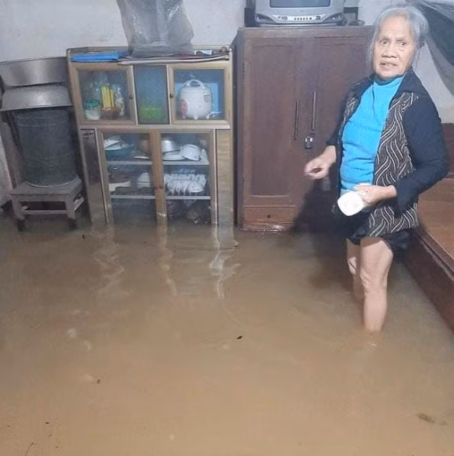 Nhiều xã của huyện Thanh Chương (Nghệ An) bị ngập nặng, một số xã bị cô lập hoàn toàn.