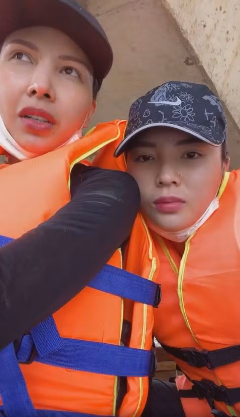 Hoa hậu Kỳ Duyên bị lật thuyền khi đi cứu trợ ở Quảng Bình ảnh 2