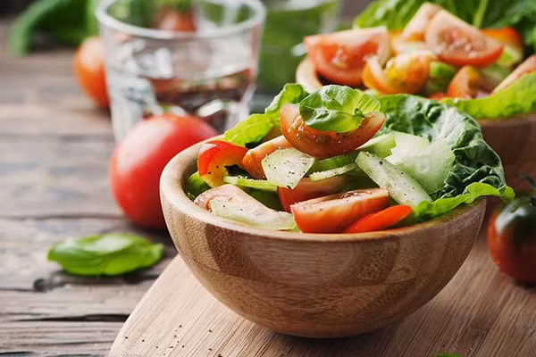 Cà chua có thể chế biến thành nước uống, các món ăn nhẹ như sa lát hoặc có thể dùng để đắp mặt nạ dưỡng da rất hiệu quả.