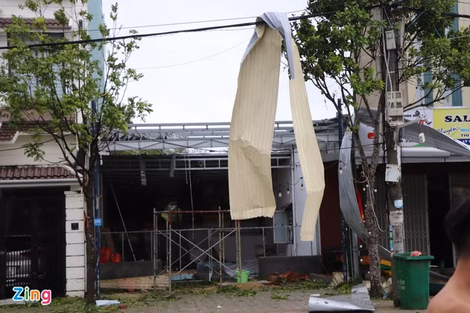 Tại TP Tam Kỳ (Quảng Nam) sau trận mưa lớn kèm gió to buổi sáng, hàng trăm ngôi nhà, hàng quán bị tốc mái. Ảnh: Thanh Đức.