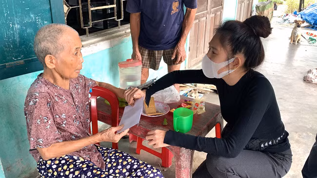 Có một cặp đôi nổi tiếng đang âm thầm từ thiện miền Trung ảnh 4