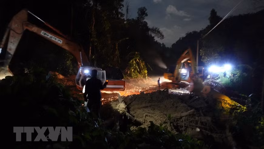 Chiều tối 29/10, lực lượng cứu hộ đã thông được đường bộ từ huyện Bắc Trà My sang điểm sạt lở tại xã Trà Leng (huyện Nam Trà My).