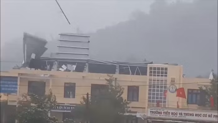 Bão số 9 thổi bay mái một trường học tại huyện Đức Phổ. Ảnh: Pháp luật và bạn đọc.