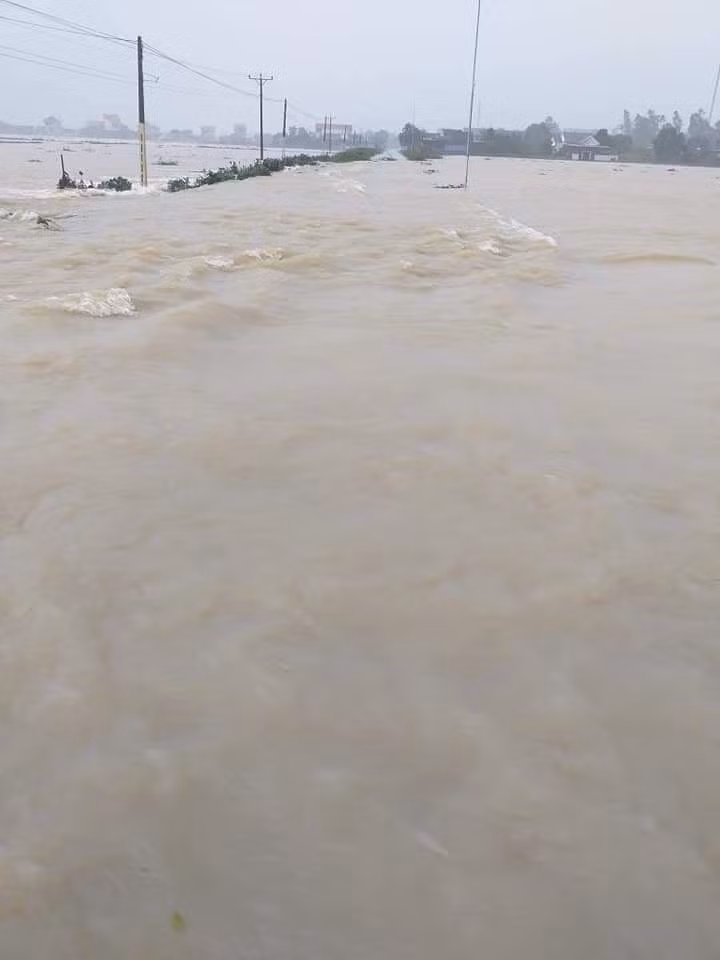 Nhiều nơi ở Nghệ An ngập nặng, bị cô lập hoàn toàn.