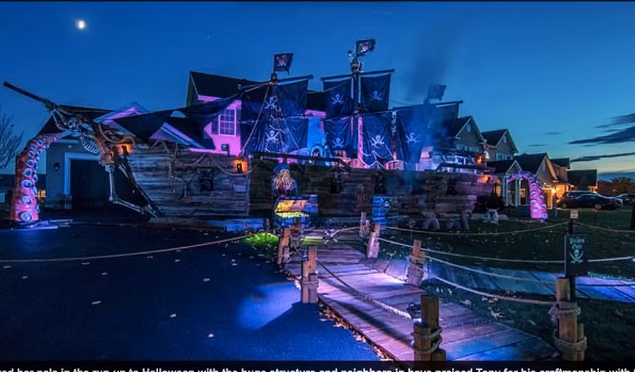 Con tàu được thiết kế hệ thống ánh sáng cầu kì khiến nó trở nên huyền bí vào ban đêm. Ảnh: Daily Mail.