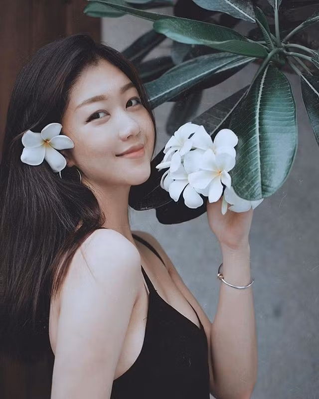 Ngắm vẻ đẹp của nữ tiếp viên hàng không được khuyên nên thi Hoa hậu ảnh 1