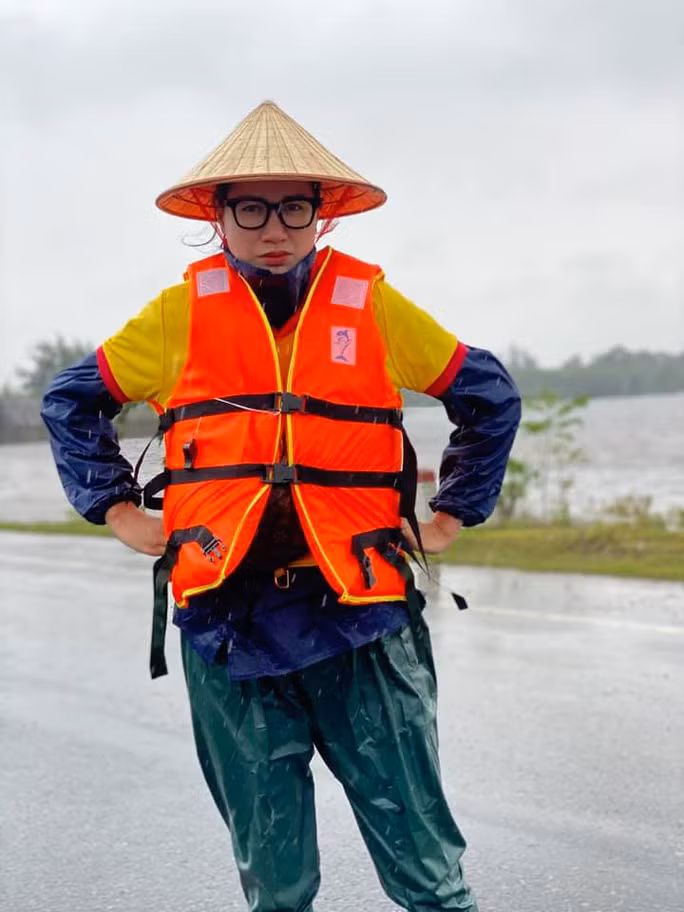 Trang Trần bất ngờ cầu cứu cộng đồng mạng khi 2 tấn cá hộp để cứu trợ miền Trung có nguy cơ bị một nhà xe ăn chặn. Đây là số cá hộp mà ca sĩ Đàm Vĩnh Hưng tặng để cứu trợ miền Trung.