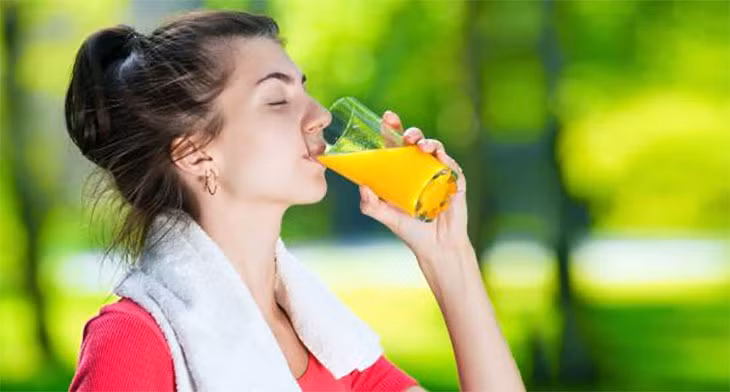 Nếu không thích uống nước, chúng ta có thể uống các loại nước hoa quả, ăn những thực chứa nhiều nước giúp duy trì độ ẩm dưới đây.