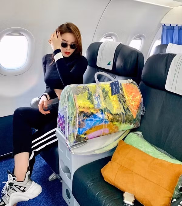 Kỳ Duyên đọ style sang chảnh khi ngồi ghế máy bay hạng thương gia.