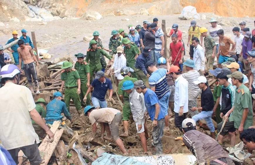 Việc tìm kiếm đang gặp nhiều khó khăn do trên địa bàn huyện Bắc Trà My, Nam Trà My có mưa trở lại. Ảnh: TTXVN.