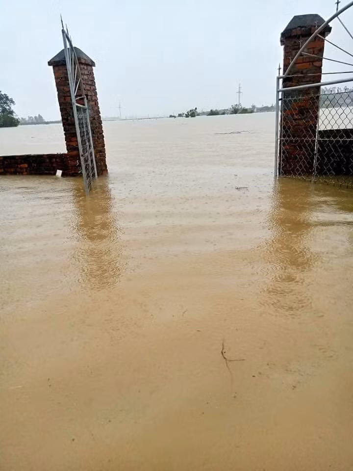 Nhiều huyện ở Nghệ An đã có mưa rất lớn, gây ngập lũ ở nhiều nơi do ảnh hưởng của không khí lạnh và hoàn lưu bão số 9.