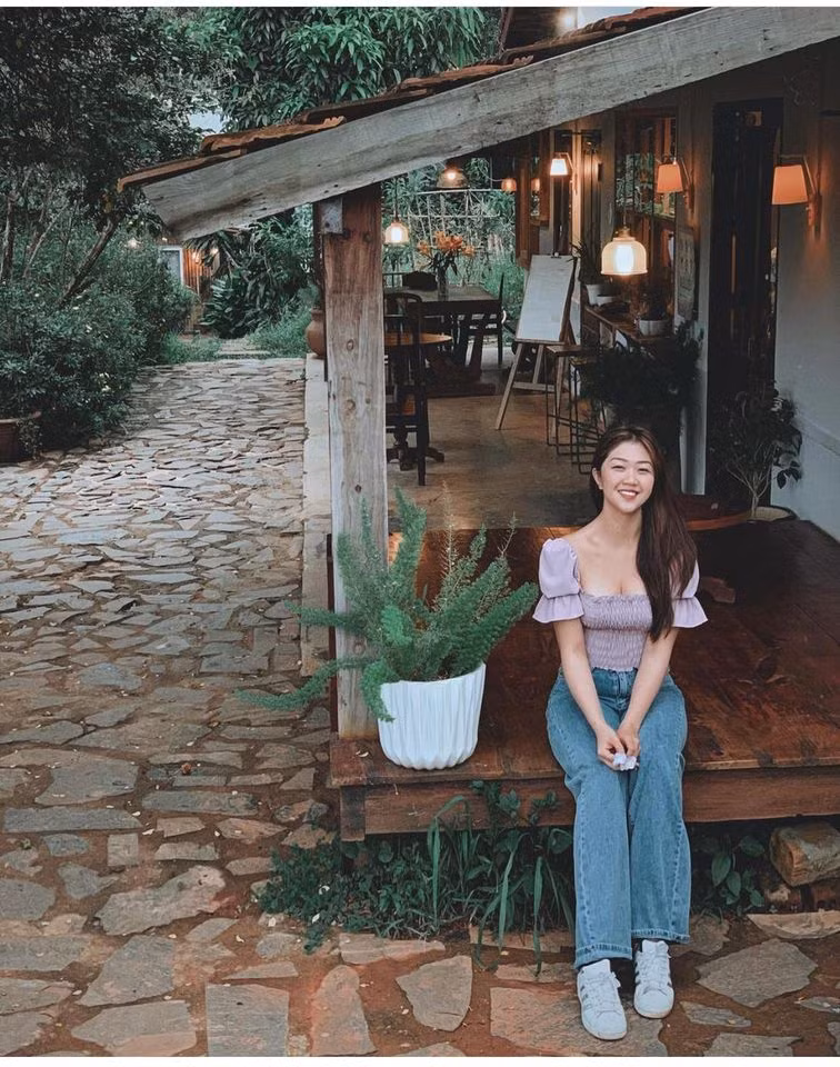 Vào Instagram @namphuong108, sẽ thấy cô có cuộc sống lãng mạn, yêu đời cùng những chuyến du lịch nhiều người mơ ước.