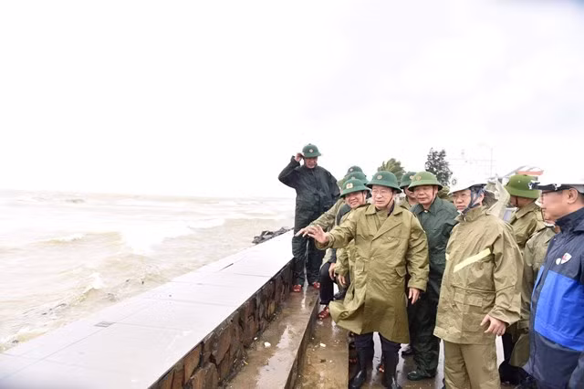 Phó Thủ tướng Trịnh Đình Dũng kiểm tra công tác phòng chống bão số 9. Ảnh: Đại Đoàn Kết.