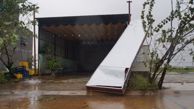 Bão số 9 đã đổ bộ vào Quảng Ngãi, 2 người chết ảnh 9