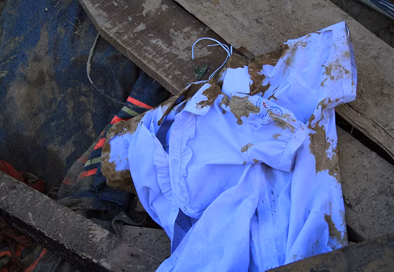 Mưa lũ và sạt lở đất đã chôn vùi tất cả gây thiệt hại nặng nề về người và tài sản. Ảnh: Kinh tế đô thị.