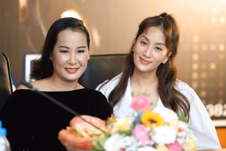 Khánh Thi và Giáng Son là 2 giám khảo của "DJ Star" - cuộc thi đầu tiên dành cho các DJ VIệt Nam trên sóng truyền hình.