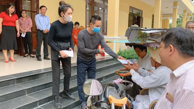 Có một cặp đôi nổi tiếng đang âm thầm từ thiện miền Trung ảnh 3