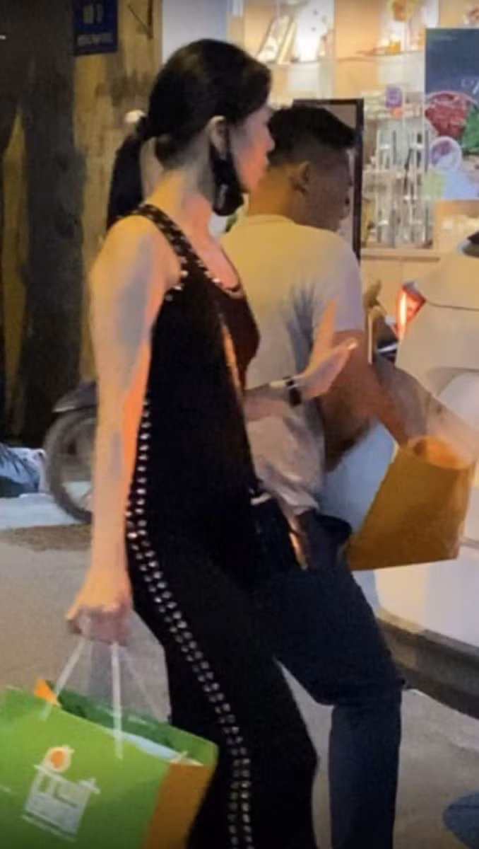 Hình ảnh Lệ Quyên và chàng trai cùng nhau đi mua sắm, ăn uống thân mật bên nhau được lan truyền trên MXH.