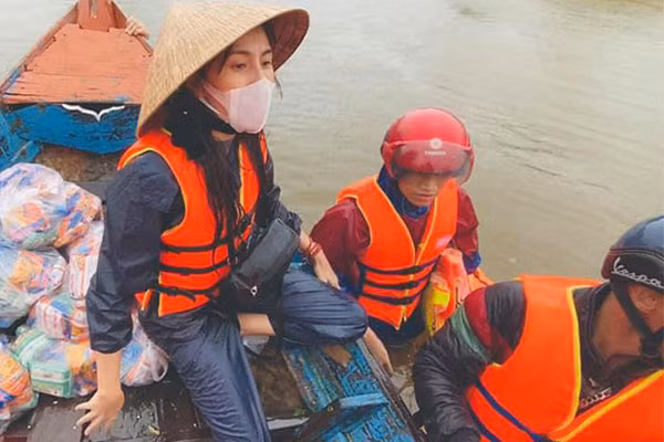 Thủy Tiên, Công Vinh trở lại miền Trung ngay trước cơn bão số 9 ảnh 2