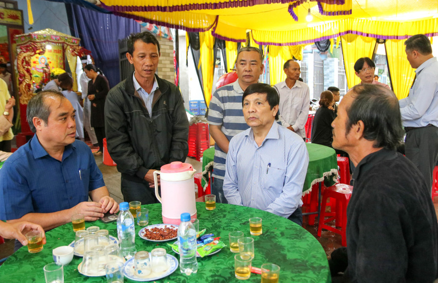 Ông Trần Hoàng Tuấn - Phó Chủ tịch Thường trực UBND tỉnh Quảng Ngãi (bên trái) thăm viếng, động viên gia đình nạn nhân bị tử vong trong vụ tai nạn. Ông Trần Hoàng Tuấn - Phó Chủ tịch Thường trực UBND tỉnh Quảng Ngãi (bên trái) thăm viếng, động viên gia đình nạn nhân bị tử vong trong vụ tai nạn.