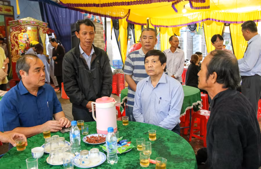 Ông Trần Hoàng Tuấn - Phó Chủ tịch Thường trực UBND tỉnh Quảng Ngãi (bên trái) thăm viếng, động viên gia đình nạn nhân bị tử vong trong vụ tai nạn.