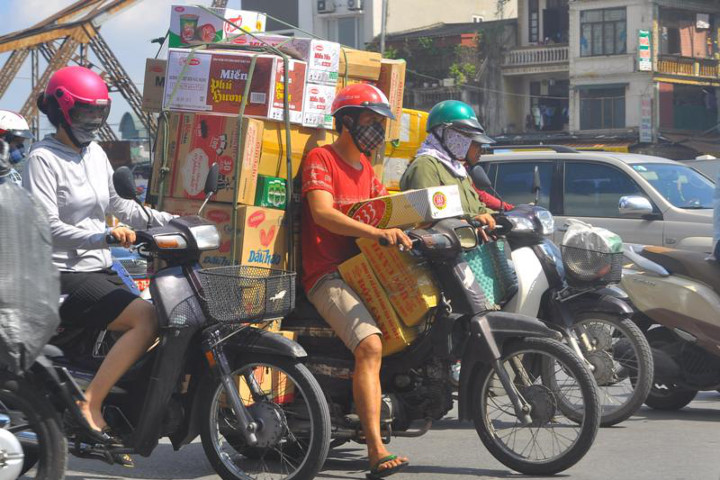Xe ba gác, xe thô sơ chở hàng cồng kềnh "náo loạn" phố cổ