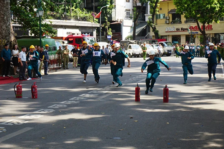 Nội dung thi chạy 100m dùng bình chữa cháy xách tay chữa cháy cây xăng