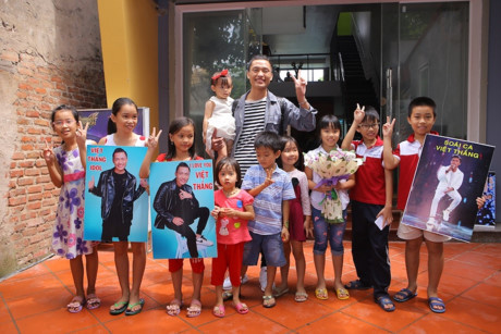 Top 2 Vietnam Idol hạnh phúc trong vòng tay khán giả tại quê nhà - Ảnh 1 Top 2 Vietnam Idol hanh phuc trong vong tay khan gia tai que nha - Anh 1