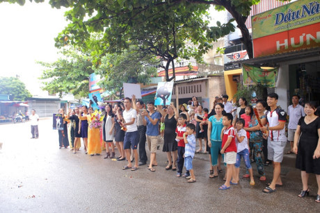 Top 2 Vietnam Idol hạnh phúc trong vòng tay khán giả tại quê nhà - Ảnh 3 Top 2 Vietnam Idol hanh phuc trong vong tay khan gia tai que nha - Anh 3