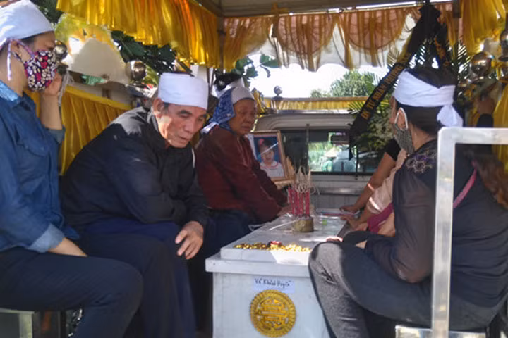 Vợ khóc ngất khi hay tin chồng là nghi can giết 4 bà cháu ở Quảng Ninh