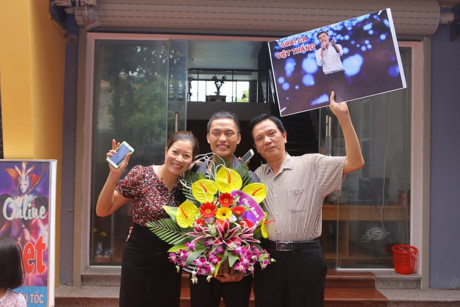 Top 2 Vietnam Idol hạnh phúc trong vòng tay khán giả tại quê nhà - Ảnh 2 Top 2 Vietnam Idol hanh phuc trong vong tay khan gia tai que nha - Anh 2