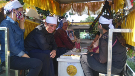 Vợ khóc ngất khi hay tin chồng là nghi can giết 4 bà cháu ở Quảng Ninh - Ảnh 1 Vo khoc ngat khi hay tin chong la nghi can giet 4 ba chau o Quang Ninh - Anh 1