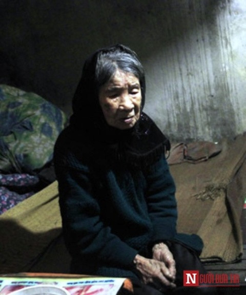 Xót lòng mẹ già 85 tuổi mù lòa nuôi con gái thần kinh - Ảnh 1