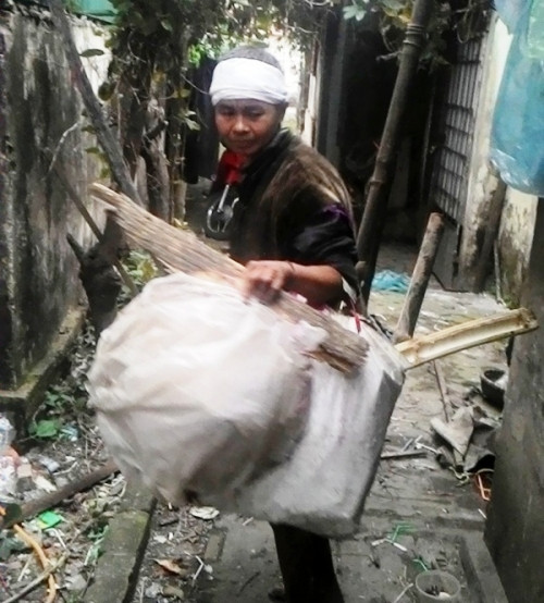 Xót lòng mẹ già 85 tuổi mù lòa nuôi con gái thần kinh - Ảnh 2