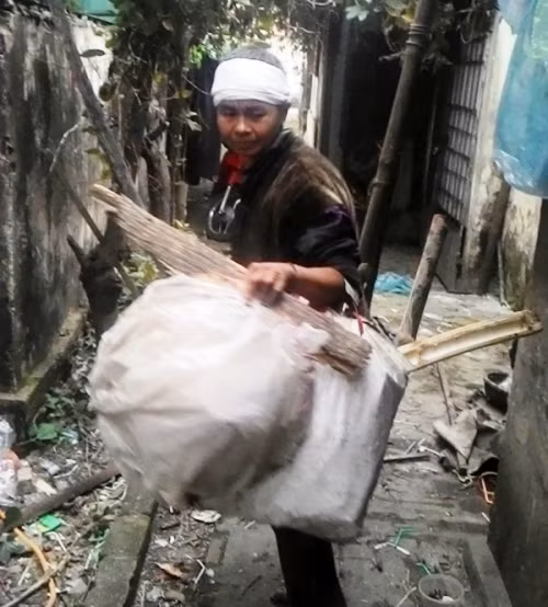 Xót lòng mẹ già 85 tuổi mù lòa nuôi con gái thần kinh - Ảnh 2