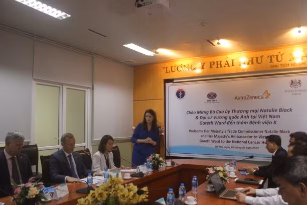 Bà Natalie Black chia sẻ tại hội nghị Bà Natalie Black chia sẻ tại hội nghị