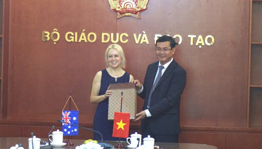 Thứ trưởng Nguyễn Văn Phúc trao tặng quà lưu niệm cho bà Rachel Holthouse Thứ trưởng Nguyễn Văn Phúc trao tặng quà lưu niệm cho bà Rachel Holthouse