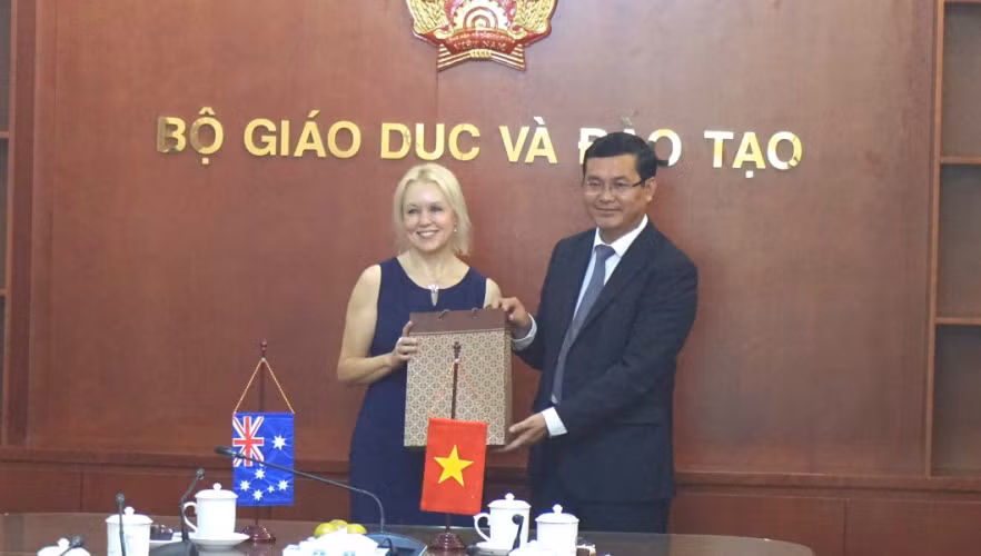 Thứ trưởng Nguyễn Văn Phúc trao tặng quà lưu niệm cho bà Rachel Holthouse