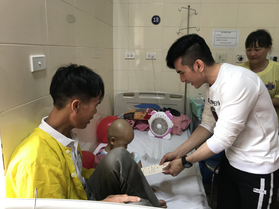 Ca sĩ Đan Trường trao quà cho bệnh nhi