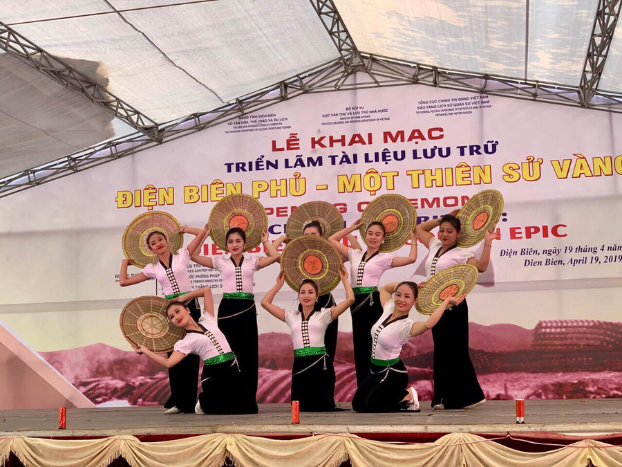 Tiết mục văn nghệ chào mừng triển lãm. Tiết mục văn nghệ chào mừng triển lãm.