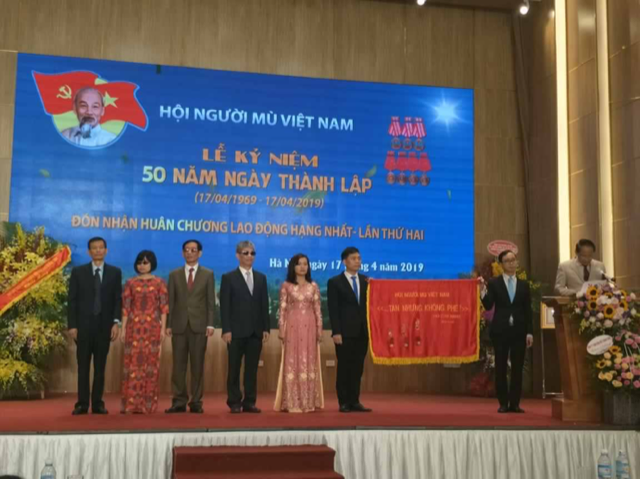 Người mù có cơ hội và khả năng hòa nhập cộng đồng Người mù có cơ hội và khả năng hòa nhập cộng đồng