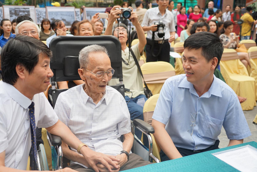 Nghệ sĩ nhiếp ảnh Mầu Hoàng Thiết (ở giữa) tham gia triển lãm Nghệ sĩ nhiếp ảnh Mầu Hoàng Thiết (ở giữa) tham gia triển lãm