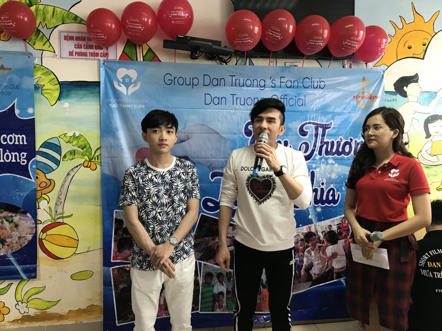 Ca sĩ Đan Trường hát tặng bệnh nhi ung thư. Ca sĩ Đan Trường hát tặng bệnh nhi ung thư.